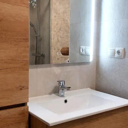 Moderno Internet Y Aparcamiento Gratis *