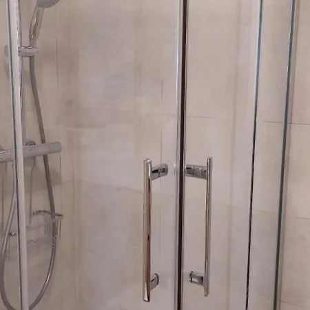 Moderno Internet Y Aparcamiento Gratis