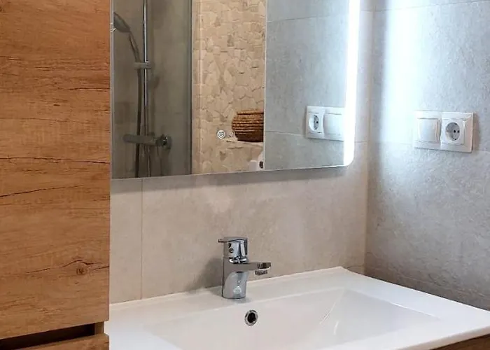 Moderno Internet Y Aparcamiento Gratis *